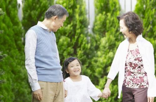 娱乐吃瓜酱爷爷打伞,娱乐界的温馨一幕